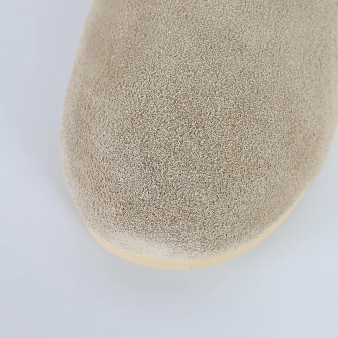 Local self-pickup💰560 Core recommended good price Independently developed original outsole, cashmere insole, keeping warm in winter, suitable for home use. In recent years, uug has launched a style series, which is partially skewed towards the preferences of young consumers, and has also been at the forefront of fashion trends. Shoe body material, water-repellent coated suede upper, 17mm UGGPURE™ implanted wool insole, lightweight non-slip and comfortable rubber outsole, with brand LOGO, complete packaging, size: 35 36 37 38 39 40